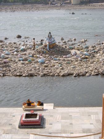 Devotional statues by the Gagna at Ram Jula